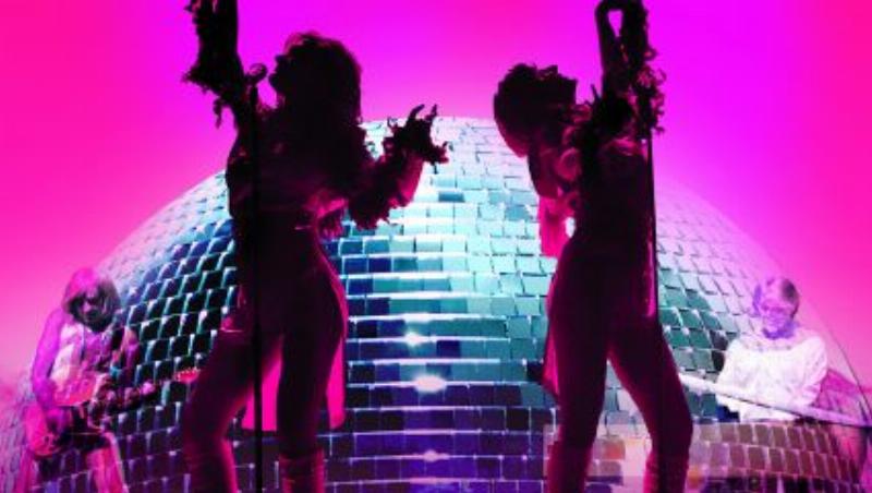 Une scène de concert vibrante où la musique classique version rock fusionne l’orchestre et le groupe rock